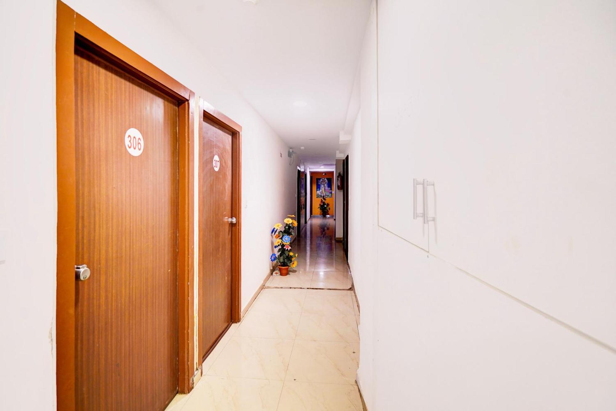 Super Hotel O Geeta Mandir Formerly Hotel Green Park Ahmedabad Buitenkant foto