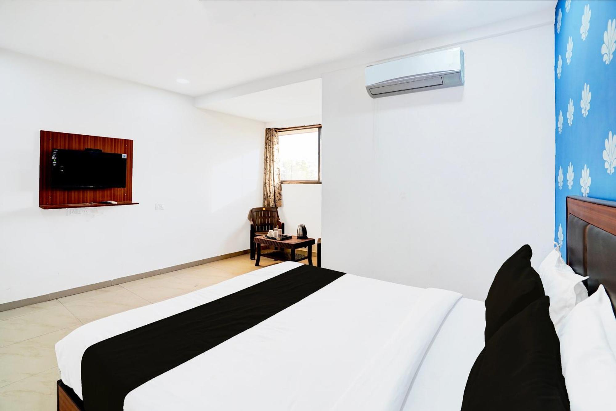 Super Hotel O Geeta Mandir Formerly Hotel Green Park Ahmedabad Buitenkant foto