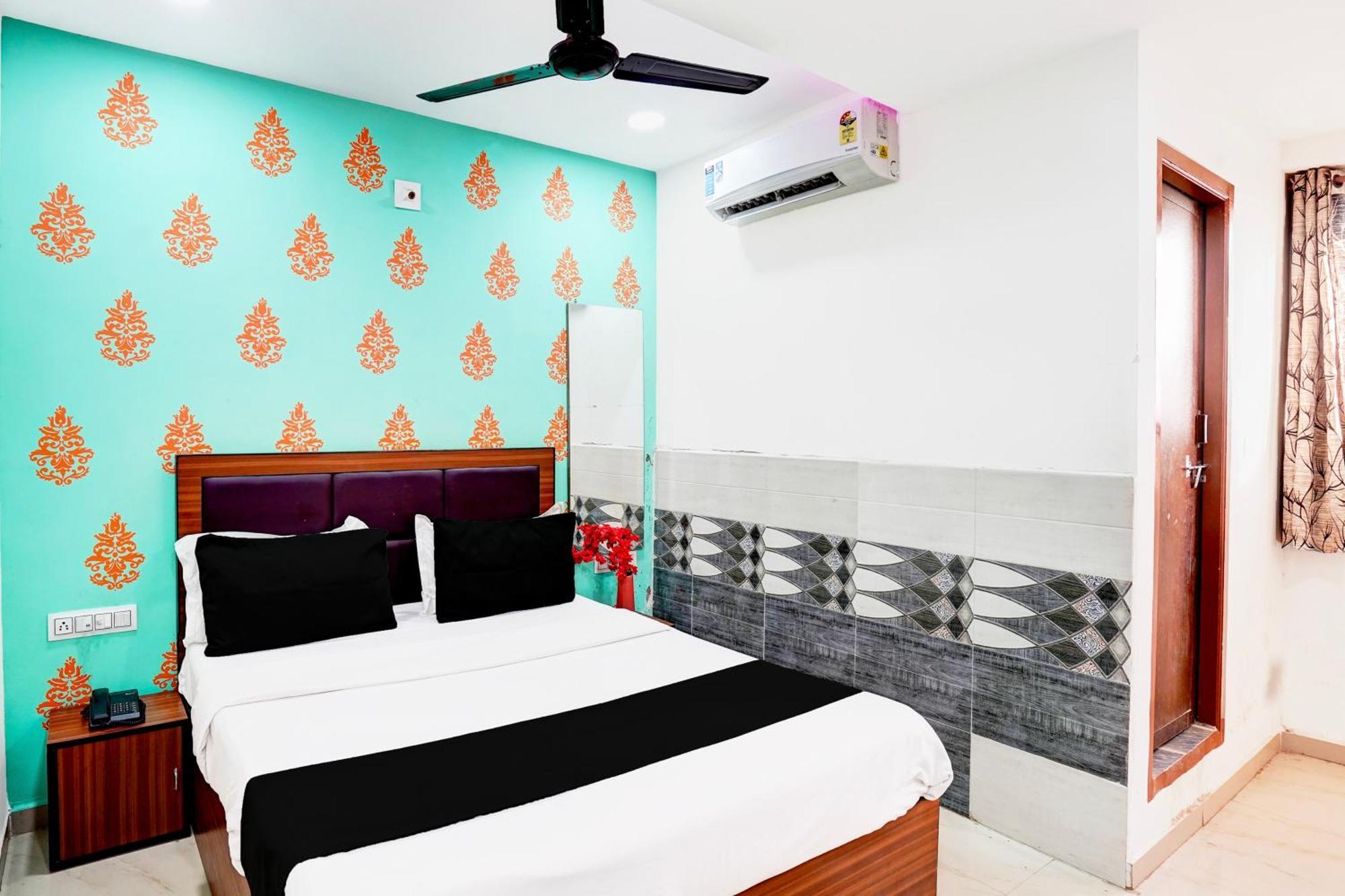 Super Hotel O Geeta Mandir Formerly Hotel Green Park Ahmedabad Buitenkant foto