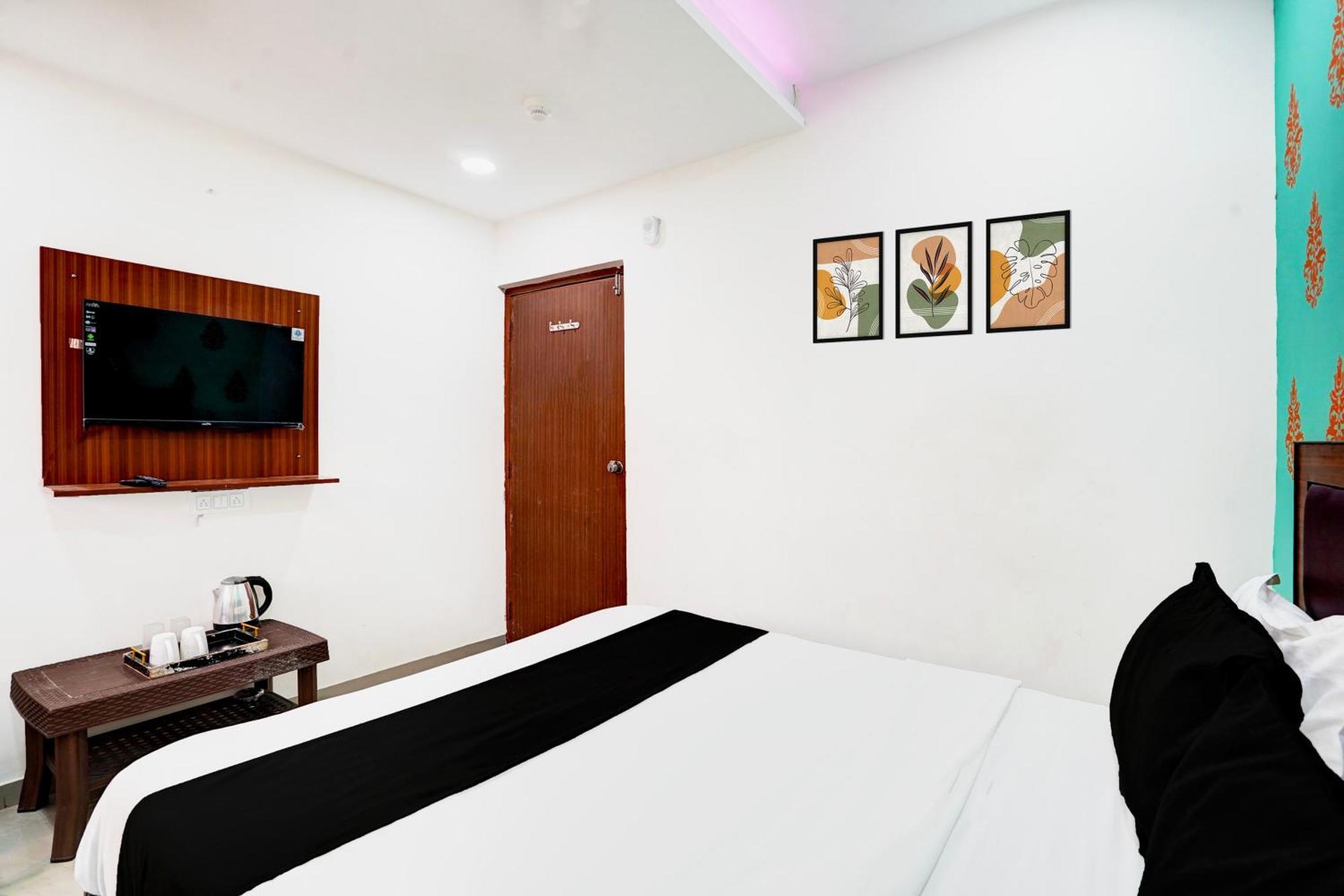 Super Hotel O Geeta Mandir Formerly Hotel Green Park Ahmedabad Buitenkant foto