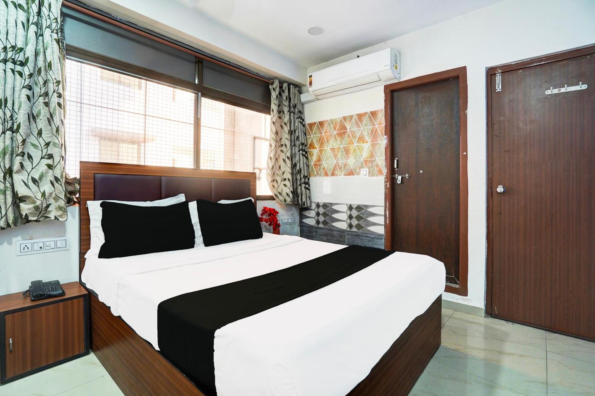 Super Hotel O Geeta Mandir Formerly Hotel Green Park Ahmedabad Buitenkant foto