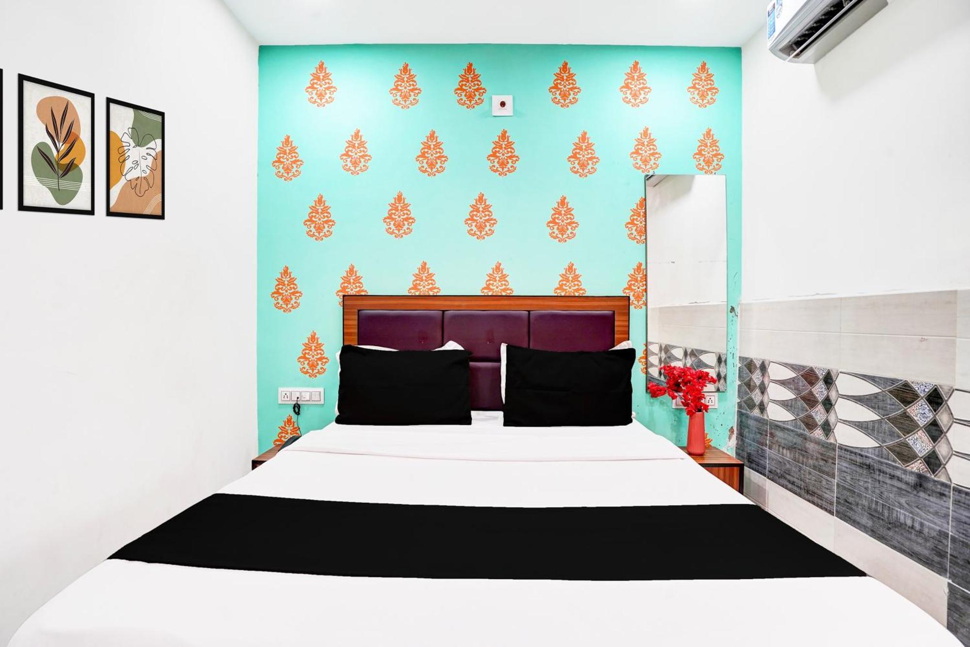 Super Hotel O Geeta Mandir Formerly Hotel Green Park Ahmedabad Buitenkant foto